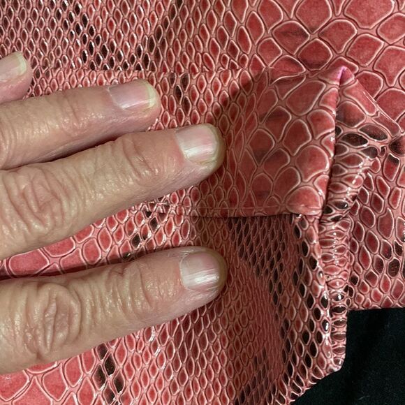 Kim Kardashian pink tote in faux snake print - Picture 11 of 16